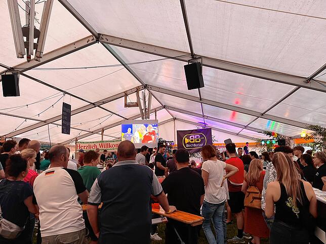 Bild 15: Zwischen Musik und EM – Der Freitag beim Dorffest Lienheim