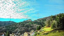 Die Fotomontage aus dem Jahr 2017 zeigt, wie der Windpark auf dem Wasen oberhalb von Wambach aussehen könnte. Fotomontage: Windkraft ...