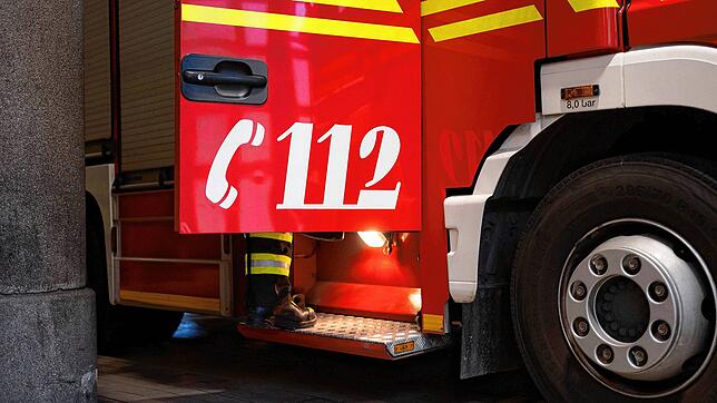 Im Notfall die 112 anrufen: Hier steht die Nummer auf einem Fahrzeug der Feuerwehr (Symbolbild). In Rheinfelden mussten die ...