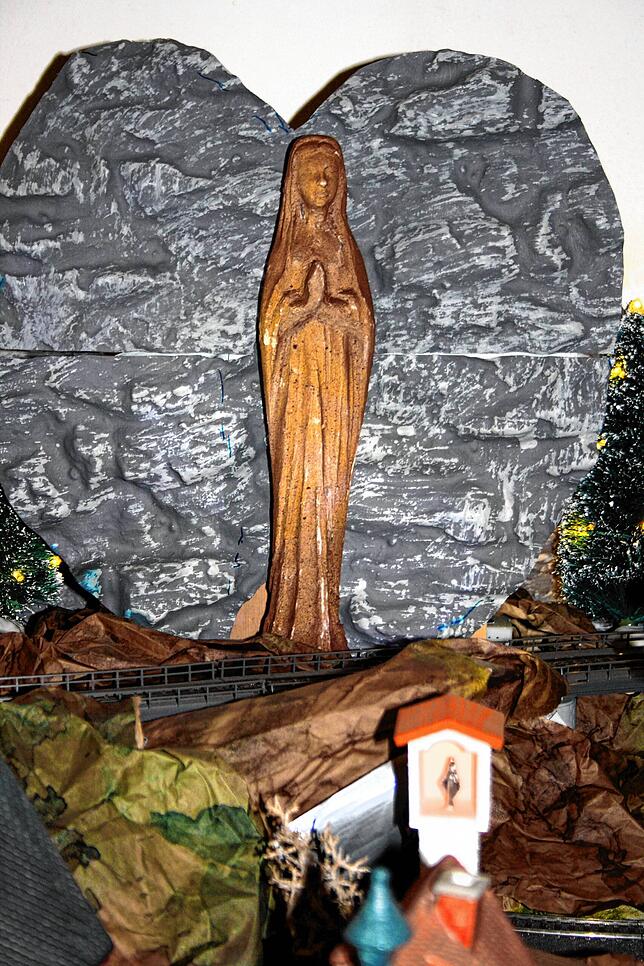 Diesen Entwurf der Marienstatue schuf Bildhauer Rainer Faigle. Nun hat sie einen Ehrenplatz auf der Modellbauanlage im Todtmooser ...