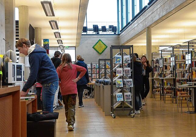 Die Bibliothek am BZM ist Anlaufstelle für Schüler und Lehrer, aber auch für alle übrigen Bürger.