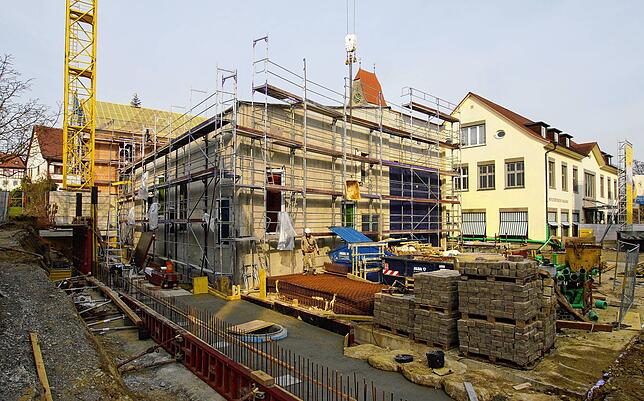 Auch optisch eine neue Dimension: Die neue Kelterhalle (Bildmitte) und das neue Winzerhaus (Rohbau hinter der Halle links) zusammen mit ...