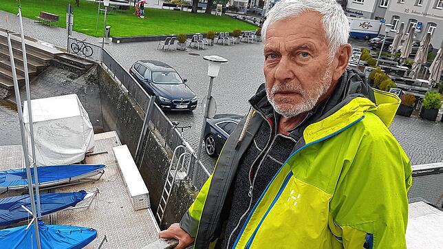 Jürgen Bischoff auf der Dachterrasse des Clubhauses Lände. Unter ihm der Ponton, an dem die Wapo-Boote festgemacht hatten. Das ...