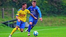 Timo Senn von der SpVgg F.A.L. (links), hier im Duell mit Radolfzells Niklas Schmidt.