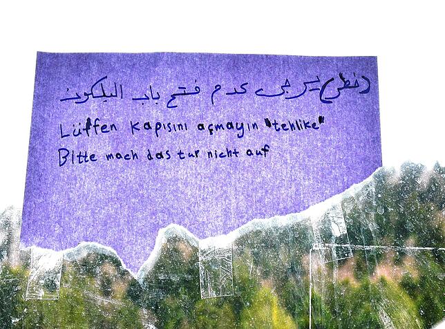 Dieser handbeschriebene Zettel warnt auf Arabisch, Türkisch und Deutsch an der Tür zum Balkon vor dessen Betreten. „Tehlike“ ...