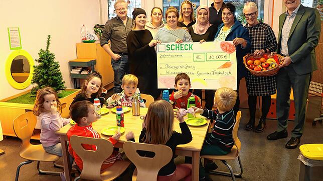 Das Familienzentrum St. Nikolaus ist froh über die Spende der Bürgerstiftung für das gesunde Frühstück. Im Bild (stehend von links) ...