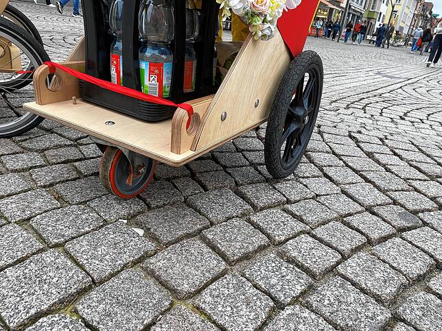 Derzeit noch der Schwachpunkt auf Kopfsteinpflaster: Das kleine Rad vorn am Einkaufswagen. Doch Rudolf Winker hat schon eine bessere ...