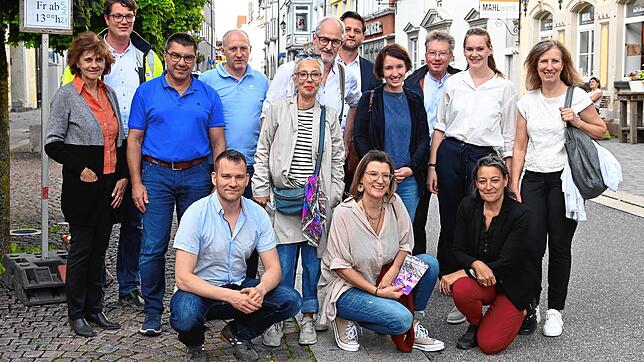 Händler und Vertreter der Stadtverwaltung sowie der IHK und die Innenstadtberaterin Victoria Arens freuen sich über den Startschuss zur ...