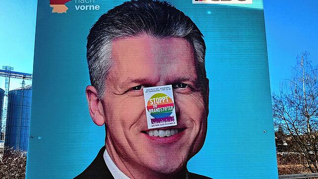 Auf einem Wahlplakat des CDU-Bundestagsabgeordneten Thorsten Frei auf der Bahnhofstraße haben Unbekannte einen Aufkleber angebracht mit ...