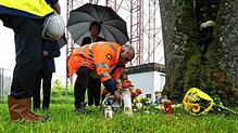 Horb am Neckar: Markus Jahn, Projektleiter des Bauprojekts, legt eine weiße Blume in der Nähe der Unglücksstelle ab.