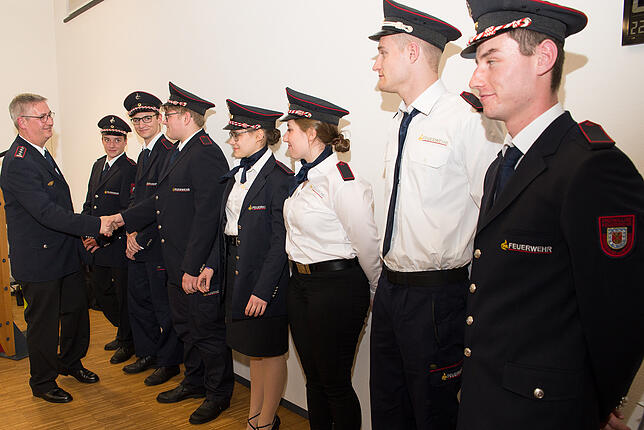Der Tradition folgend per Handschlag nahm Kommandant Claus Mecking die Neuzugänge in die Feuerwehr auf: (von links) Noel Wessenberg, ...