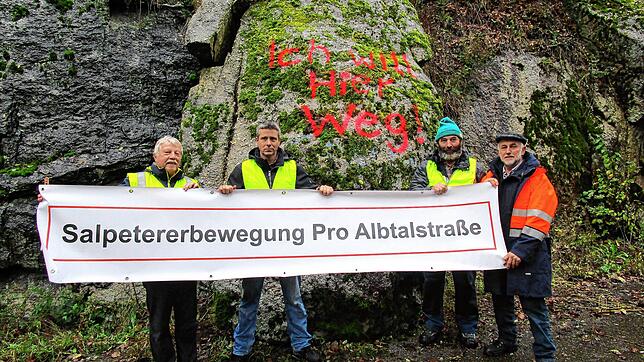 Die Gründungsmitglieder der Salpetererbewegung Pro Alptalstraße Roland Lauber, Stephan Marder, Ulrich Winkler und Herbert Nägele, von ...