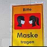 Hinweisschilder prangen an Säulen und Eingängen. Im Nachtleben ist es eine besondere Herausforderung, die Regelungen durchzusetzen.