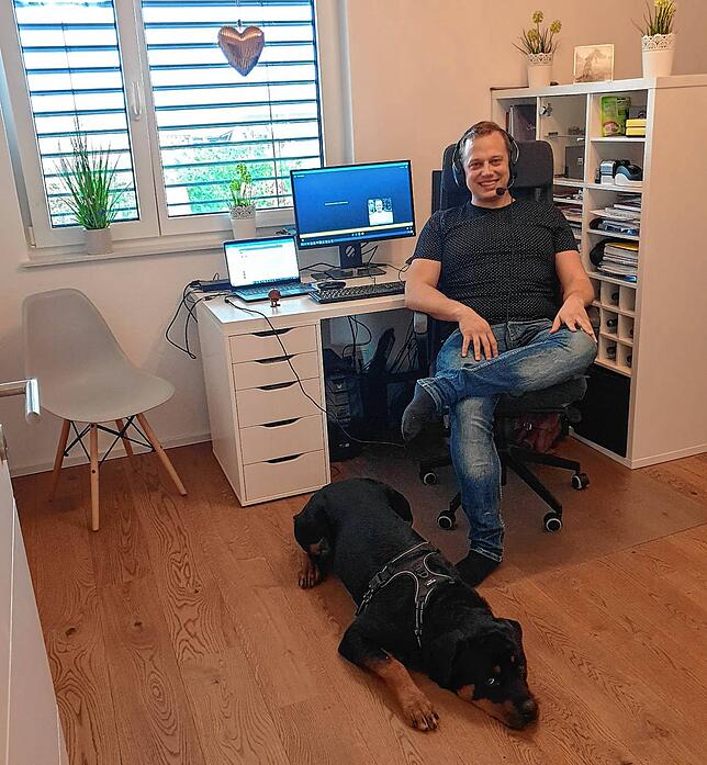 Auch Hund Levi ist beim Homeoffice von Oliver Karmann aus Kluftern mit dabei.