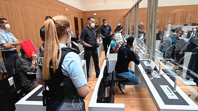 Yahia A. (links) und Ahmad A. (rechts vorne) verbergen beim Prozess um die Singener Messerattacke in Stuttgart-Stammheim ihre Gesichter. ...