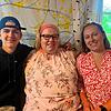 Elias Kemppainen, Eeva Karjalainen und Vera Bruhn im Gastraum des Breitbrunnen. Die drei verfolgen die politischen Geschehnisse in ihrer ...
