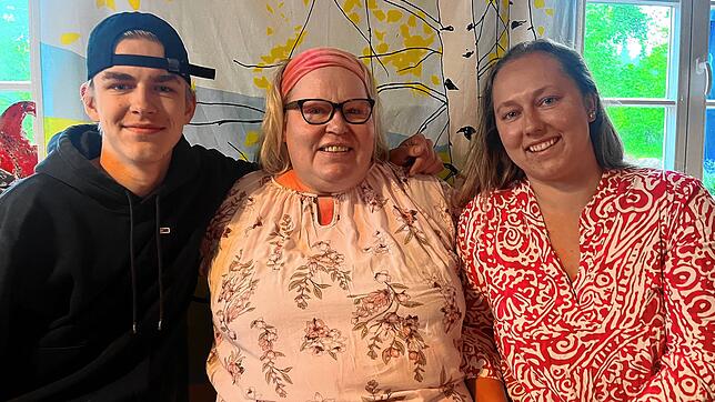 Elias Kemppainen, Eeva Karjalainen und Vera Bruhn im Gastraum des Breitbrunnen. Die drei verfolgen die politischen Geschehnisse in ihrer ...