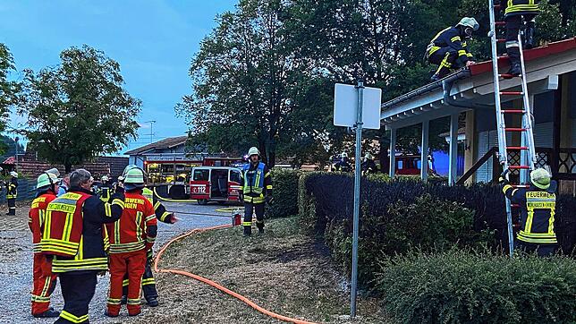 Dank eines schnellen Einsatzes konnte die Feuerwehr Mühlhausen-Ehingen verhindern, dass der Brand einer Hecke in das direkt gegenüber ...