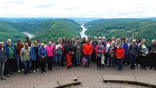 Das Bild zeigt einen Teil des Chores bei der Chorreise nach Saarbrücken. Hier, über der beeindruckenden Saarschleife, wurde das ...