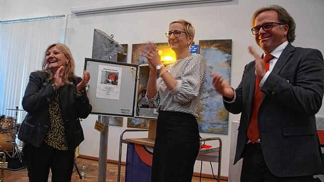 Cornelia Stamm Hurter, Bürgermeisterin Vera Schraner und Carsten Gabbert feiern, dass Büsingen in Notfällen durch das Amt für ...