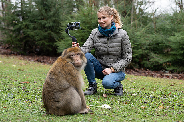 Tanja Milena Lange ist Pressesprecherin am Affenberg und gewährt jeden Freitag digitale Einblicke hinter die Kulissen des Tierparks.