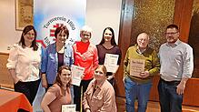 Gewählte und Geehrte: hinten von links Kassiererin Casandra Coviello, Julia Schwer, Margareta Kuß, Ines Buchholz, Norbert Löhle und ...