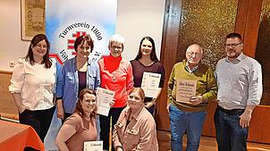 Gewählte und Geehrte: hinten von links Kassiererin Casandra Coviello, Julia Schwer, Margareta Kuß, Ines Buchholz, Norbert Löhle und ...