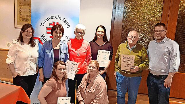 Gewählte und Geehrte: hinten von links Kassiererin Casandra Coviello, Julia Schwer, Margareta Kuß, Ines Buchholz, Norbert Löhle und ...
