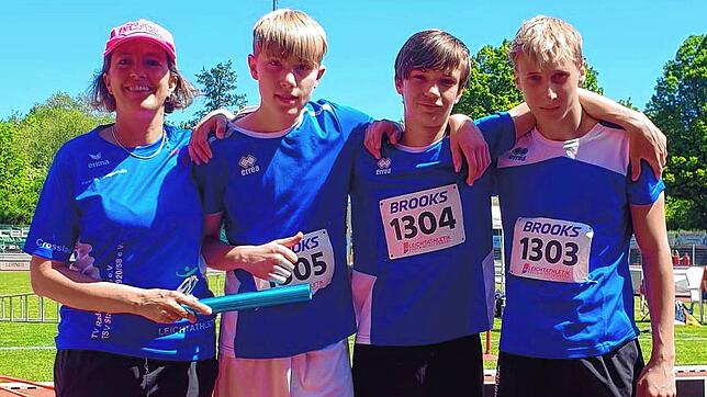 Sie freuen sich über die Bronzemedaille: (von links) Verena Fenner, Benn Wick, Luca Rölli, Nils Förg.