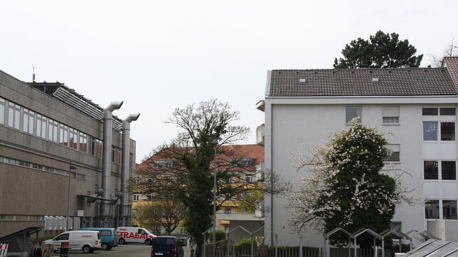 Das weiße Wohnhaus auf der rechten Seite steht den Bauplänen auf dem Telekom-Areal im Weg. Neben dem Technikgebäude (links) ist der Bau ...