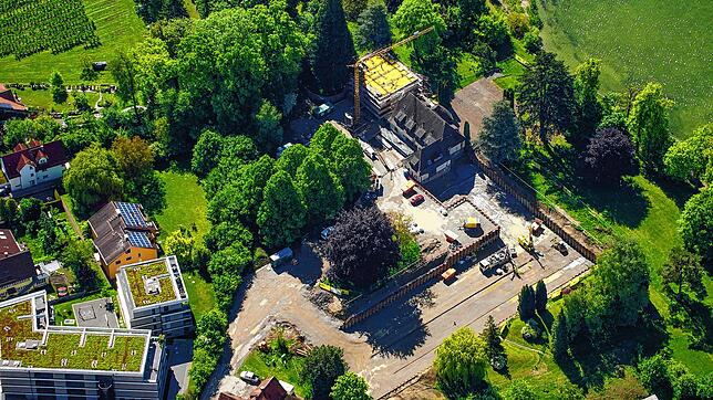 Die Baustelle für das Hotel am Fischbacher Seeufer Ende Mai 2021: Ein Rohbau steht fast fertig, der Boden für drei weitere Gebäude ist ...