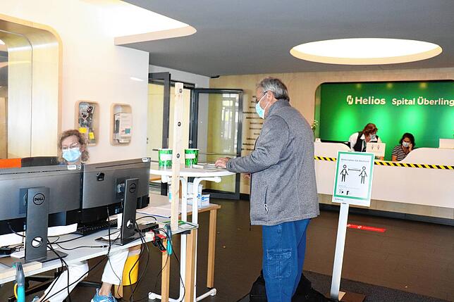 Ein Besucher füllt im Eingangsbereich des Krankenhauses den Anamnesebogen aus. Das Foto entstand im November 2020. Die Hygiene- und ...