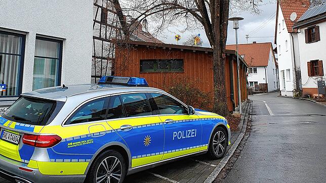 Die Polizei steht in der Nähe des Wohnhauses der Kretschmanns in Laiz.