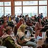 Etwa 100 Kriegsvertriebene aus der Ukraine informieren sich am Donnerstag in der Wehratalhalle Todtmoos, wie es für sie nun weitergeht ...
