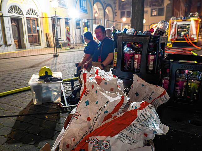Bild 16: Die dritte Nacht des Konstanzer Großbrands: Immer wieder muss die Feuerwehr ran
