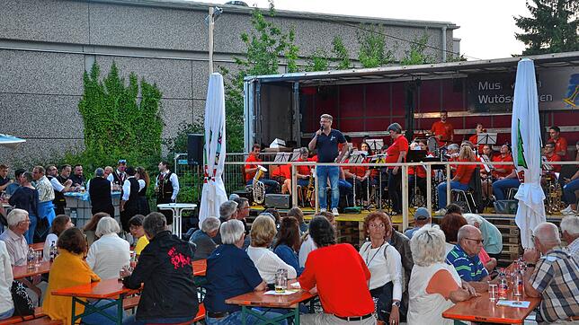 Zum sechsten Mal veranstaltet der Musikverein Wutöschingen vor der Alemannenhalle seine „Midsommernacht“. Blasmusik ins seiner ganzen ...