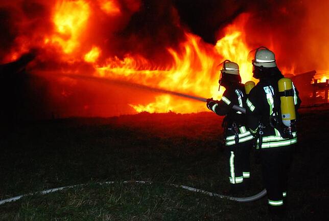 Feuerwehrleute bekämpfen den Brand beim Sägewerk Burgbacher in Peterzell 2011. Der Großbrand gehört zu den größten Einsätzen der St. ...