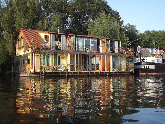 Bunte Flussmenschen: Entlang der Strecke sehen Hauser und Frey allerlei, so auch dieses kunterbunte Hausboot in der Nähe der Stadt Arnheim.