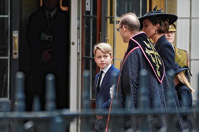 Kate, Prinzessin von Wales (2.v.r.), Prinzessin Charlotte (r verdeckt) und Prinz George (l) kommen zum Staatsakt vor der Beisetzung von ...