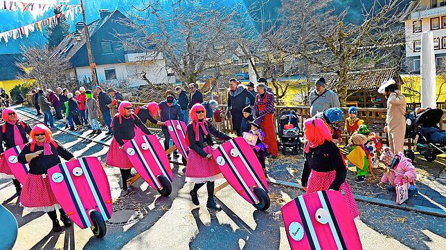 „De Höre Clan“ bringt als Vespa-Fahrer einen Hauch Bella Italia mit nach Nußbach – da passt der strahlende Sonnenschein ganz wunderbar ...