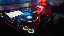 Ein DJ legt während einer Veranstaltung auf (Symbolbild).