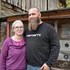 Kathrin und Christian Schindler vor dem Igelhaus.