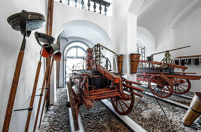 Die damals hochmodernen Feuerwehrspritzen, die nach dem Brand angeschafft wurden, sind heute im Feuerwehrmuseum des Schlosses zu ...