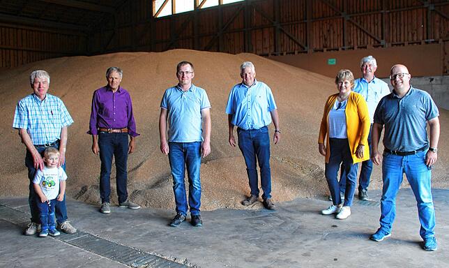 Die Ernte ist geschafft und gut gelaufen. Darüber freuen sich vor einem großen Getreidehaufen auf dem Hopp-Hof (von links): Hubert Hopp ...