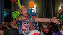 Der Tourist Uli Lipp spazierte am Samstagabend während des ausverkauften Kolpingballs durch das Publikum im Martinssaal hinauf auf die ...