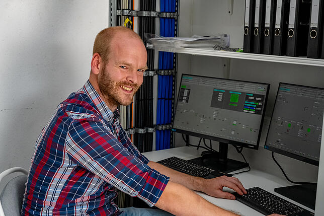 Thomas Grote ist Projektleiter bei der Terranets BW und überwacht an seinem Leitstand den Übergabeprozess in das Erdgasnetz.