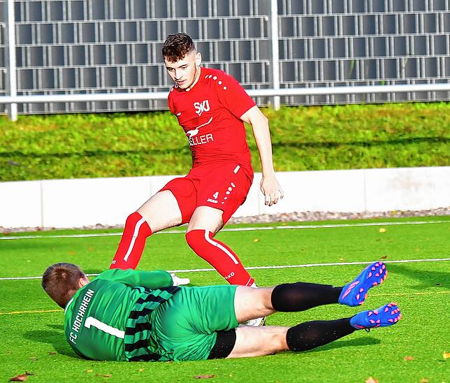 Abschied: Nico Schaaf, hier im Duell mit Torwart Simon Krause vom FC Hochrhein, hat den SV Jestetten zum Lokalrivalen SG ...