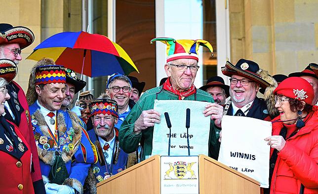 Ministerpräsident Winfried Kretschmann (Mitte) – hier beim Närrischen Staatsempfang 2023 in Stuttgart – ist aktiver Narr und ...
