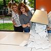 Alexandra Auer, Monika Kemmer und Julia Nachtigall schütten in der Schillerschule Singen die Urne aus, um die Stimmen zur Europawahl ...