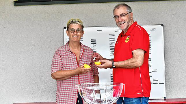 Geschicktes Händchen: Ex-Bundesligaspielerin Martina Linder holte bei der Auslosung zum Rothaus-Bezirkspokal 2024/25 die Kugel aus der ...